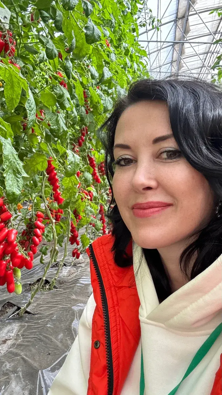 Елена Неграш в теплице с томатами