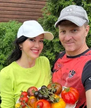 Елена и Сергей с урожаем томатов